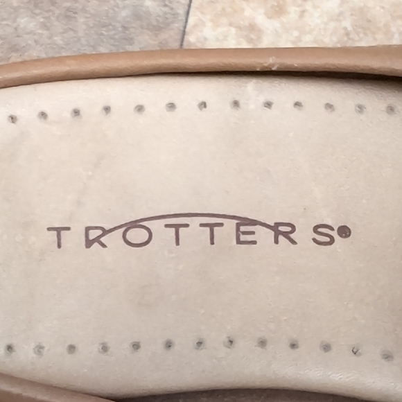 Trotters Women's Leather Tan Slip-On Loafers - Picture 2 of 8
